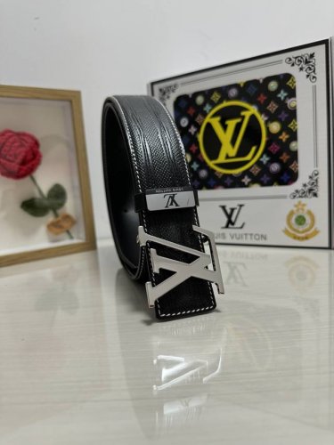 品名：Lv..路易..威登 材质：原单牛皮腰带 百分百头层牛皮腰带保证真皮，24K纯钢扣，专柜原单品质、做工精细，时尚大牌，送人自用首选 包装：