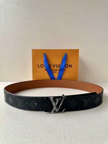 4.0宽 经过全新设计的标志性 Lv Pyramide 搭扣，搭配经典配色 Monogram Illusion 皮带。双面设计，轻松休闲的风格中散发出现代气息。