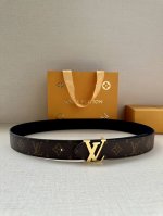 3.4宽 Lv Trunk 双面腰带以粒面皮革塑造摩登设计，可为商务或休闲造型注入典雅魅力。铭纹 S-Lock 搭扣援引品牌经典行李箱元素 皮革 金属件
