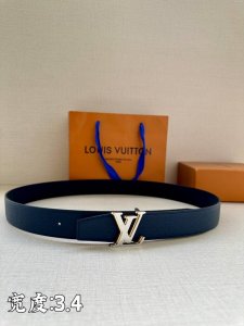 Lv Heritage 双面腰带3.4宽 选取粒面皮革和纳帕皮革 新款3层lv 搭扣。微弧形边缘和摩登形状末端见证细致匠心，为考究人士带来赠礼佳选