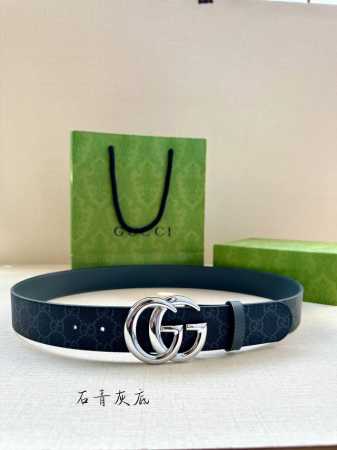 Gucci 宽度3.8Cm 这款宽版腰带饰有双G细节，交织字母图案配件令其更添魅力。这款配饰现已成为Gucci的高辨识度单品，一面采用Gg Supreme帆布， - 点击图像关闭