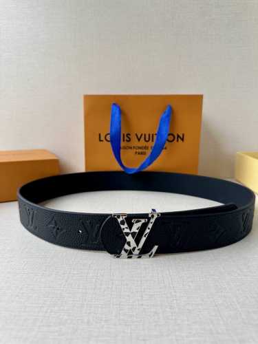 -本款 Damier Lv 40 毫米双面腰带做工精良，风格经典。深色牛皮革皮带与 Lv 字母搭扣优雅相称，与精心镂刻的 Damier 图案相得益彰。气质优雅，