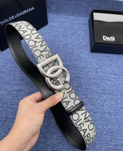 品牌Dg No.550 描述这款腰带配以水牛皮衬里，覆以Monogram 牛皮。展现细腻的品牌特质。 板扣；40宽 Monogram牛皮；意大利双面头层牛皮 法