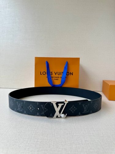 4.0宽 Lv Dimension 双面腰带以含蓄格调点亮日常风尚，彰显 Pharrell Williams 的设计巧思。Damier Heritage 饰带结