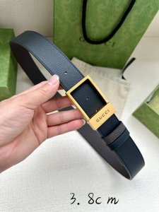 宽度3.7Cm Gg Marmont系列每一季都会推陈出新，为灵感源于70年代的标志性Gg配件注入现代精髓。这款黑色皮革宽版腰带反面采用棕色皮革材质，带来更多造