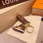 Lv经典老花棋格钥匙扣 钥匙扣联名Nike迷你鞋子挂件时尚个性！车钥匙挂件 包包挂件配饰 Monogram 帆布不仅精美，而且经久耐用， 是 Dragonne