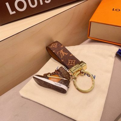 Lv经典老花棋格钥匙扣 钥匙扣联名Nike迷你鞋子挂件时尚个性！车钥匙挂件 包包挂件配饰 Monogram 帆布不仅精美，而且经久耐用， 是 Dragonne