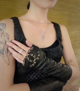 香奈儿 Chanel女款 爆款 露指连袖长手套 进口原版埃塞皮 一级羊皮 大双C实物超美 出口海外货 贵族名媛范儿 女神集美们必备神器 保暖百搭配盒子码数Ml