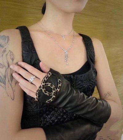 香奈儿 Chanel女款 爆款 露指连袖长手套 进口原版埃塞皮 一级羊皮 大双C实物超美 出口海外货 贵族名媛范儿 女神集美们必备神器 保暖百搭配盒子码数Ml