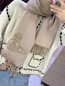 西太后。英国朋克教母“西太后Vivienne Westwood”最爱的土星从精神上，Vivenne Westwood才是最能代表英国人的时尚品牌.本季强推的一款