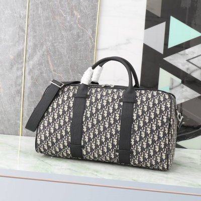 Dior Oblique 行李包9053 Dior Oblique 图案提花行李包是时尚的超大号手提包。标志性的米色与黑色 Dior Oblique 图案提花提