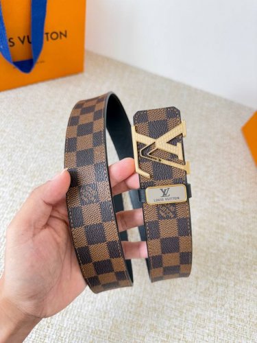 品名： Lv..路易..威登腰带皮带原单 型号：挂扣，经典纯钢材质挂扣，头层牛皮，图片实物拍摄 材料：头层牛皮，挂扣系列，纯钢材质扣头，钯镀电镀工艺永不掉色。原