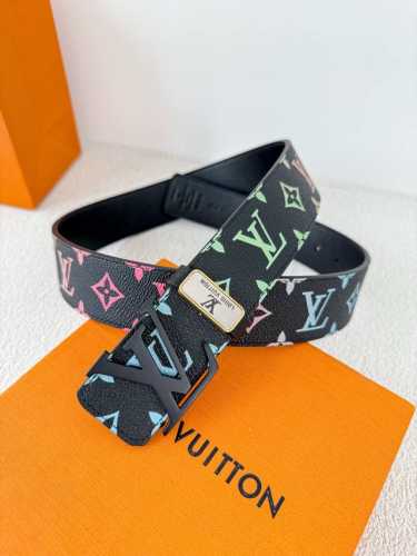 品名： Lv..路易..威登腰带皮带原单 型号：挂扣，经典纯钢材质挂扣，头层牛皮，图片实物拍摄 材料：头层牛皮，挂扣系列，纯钢材质扣头，钯镀电镀工艺永不掉色。原