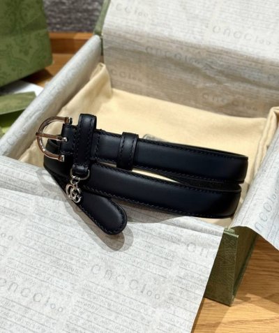 G家新款腰带 新款小牛皮腰带，时尚，五金做的是半弧形的设计，环圈做的一个吊坠品牌小Logo，，低调款式，搭正装，休闲都可以. 宽度：2.0Cm