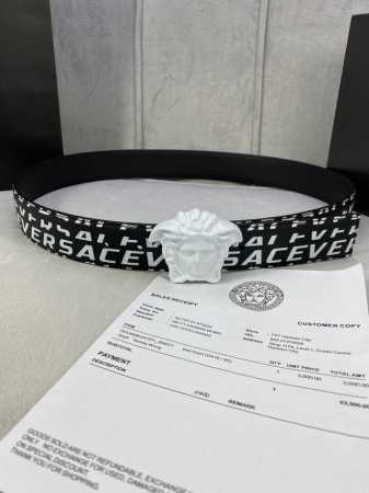 宽度4.0Cm Versace 范思哲 此款Palazzo腰带采用牛皮革面料制作，并饰有Le Pop Classique图案印花和标志性的美杜莎五金配件。 - 点击图像关闭