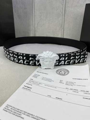 宽度4.0Cm Versace 范思哲 此款Palazzo腰带采用牛皮革面料制作，并饰有Le Pop Classique图案印花和标志性的美杜莎五金配件。