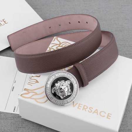 宽度4.0Cm Versace 此款荔枝纹砂底腰带采用柔软牛皮革于意大利精制而成，配有金色圆形腰带扣，饰有带水晶装饰的美杜莎。 - 点击图像关闭