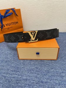 品牌Lv 4．0Cm 描述这款饰有Lv带扣的腰带配以水牛皮衬里，覆以Monogram 牛皮。展现细腻的品牌特质，是牛仔裤的理想配件 Lv字母带扣 Monogra