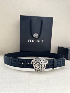 带宽3.8Cm Versace 范思哲 此款缎带腰带风格十分休闲，饰有标志性希腊回纹图案，可搭配休闲单品或高腰正装。 闭合式佩戴 希腊回纹图案