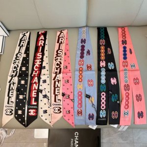 Chanel专柜新款 ！营造出一种独特却又熟悉的外观。上身效果非常赞！随意一搭就是那么完美！飘带有超多用途：领巾、发带、包包配饰、腰带.....等等等等，超好驾