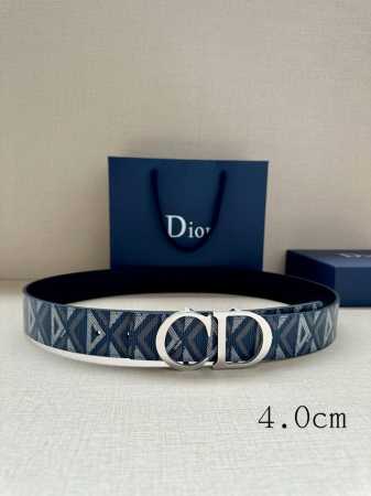 宽度4.0Cm 这款 40 毫米双面腰带结合典雅气质与摩登风范。双面设计，一面采用黑色 Oblique 印花，另一面采用黑色粒面牛皮革。腰带长度可调节，可与各式 - 点击图像关闭