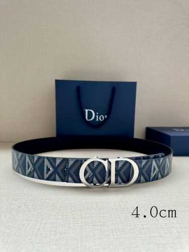 宽度4.0Cm 这款 40 毫米双面腰带结合典雅气质与摩登风范。双面设计，一面采用黑色 Oblique 印花，另一面采用黑色粒面牛皮革。腰带长度可调节，可与各式