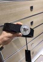 配送专柜包装 打孔针 专柜同款、实拍专柜官网，尺寸:宽38Mm，原版立体半脸间色美人头扣 ，极富设计美感 ，双面采用进口原版小牛皮压花，彰显个性，清晰美观，皮质