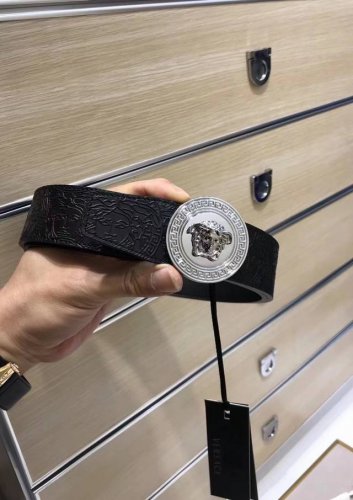 配送专柜包装 打孔针 专柜同款、实拍专柜官网，尺寸:宽38Mm，原版立体半脸间色美人头扣 ，极富设计美感 ，双面采用进口原版小牛皮压花，彰显个性，清晰美观，皮质