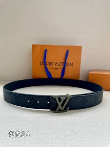 特 本款3.4宽 LV Initiales 双面腰带选用崭新荔枝皮革，以丰盈触感演绎图案的放大版本 金属 LV 搭扣呈现效果，摩登设计实现灵活搭配