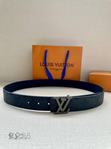 特 本款3.4宽 LV Initiales 双面腰带选用崭新荔枝皮革，以丰盈触感演绎图案的放大版本 金属 LV 搭扣呈现效果，摩登设计实现灵活搭配
