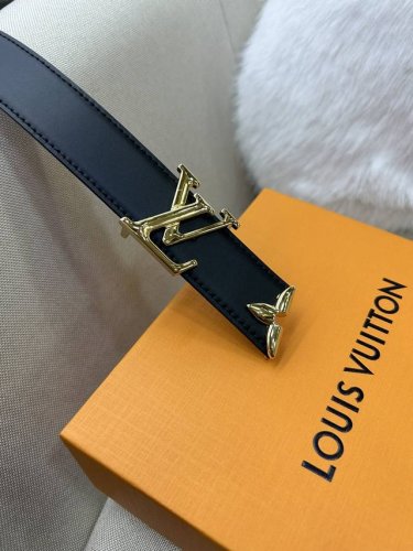 Lv 路易威登 3.0Cm双面腰带 专柜品质双面进口小牛皮,可双面使用.纯铜五金扣。配件深受品牌辉煌的经典设计所影响，得以重新诠释 支持专柜芯片防伪感应验证