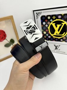 品名：Lv..路易..威登自动带 材质：原单牛皮腰带 百分百头层牛皮腰带保证真皮，24K纯钢扣，专柜原单品质、做工精细，时尚大牌，送人自用首选 包装： 请认准如