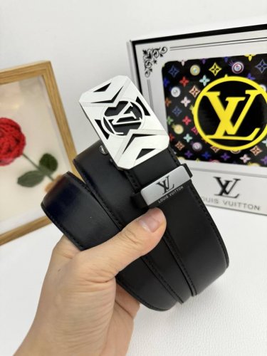 品名：Lv..路易..威登自动带 材质：原单牛皮腰带 百分百头层牛皮腰带保证真皮，24K纯钢扣，专柜原单品质、做工精细，时尚大牌，送人自用首选 包装： 请认准如