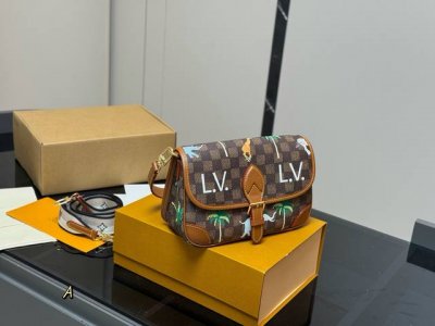 配折叠盒 Lv法棍包穿搭也太好看了吧 双肩带的配置复古的气质 带着时尚感搭配起来 毫不违和并且肩带可以分开使用四舍五入等于两个包包Hhh并且这款融合了 尺寸:2