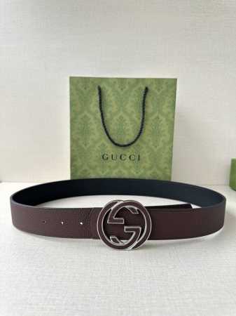 gucci 宽度4.0Cm 早春系列透过现代视角焕新诠释品牌经典元素。这款腰带以牛皮革匠心打造，巧妙缀饰互扣式双G搭扣，搭配嵌花牛皮革。这款腰带正面以灰色牛皮革 - 点击图像关闭