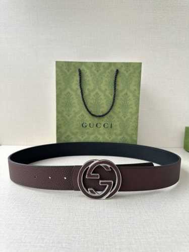 gucci 宽度4.0Cm 早春系列透过现代视角焕新诠释品牌经典元素。这款腰带以牛皮革匠心打造，巧妙缀饰互扣式双G搭扣，搭配嵌花牛皮革。这款腰带正面以灰色牛皮革