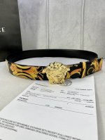 宽度4.0Cm Versace 范思哲 此款Palazzo腰带采用牛皮革面料制作，并饰有Le Pop Classique图案印花和标志性的美杜莎五金配件。