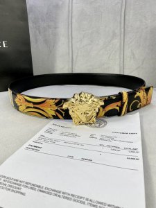 宽度4.0Cm Versace 范思哲 此款Palazzo腰带采用牛皮革面料制作，并饰有Le Pop Classique图案印花和标志性的美杜莎五金配件。