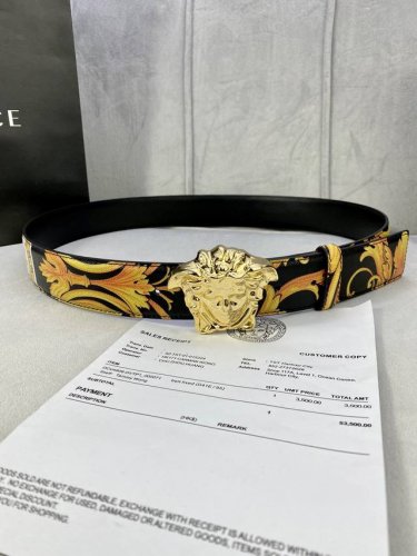 宽度4.0Cm Versace 范思哲 此款Palazzo腰带采用牛皮革面料制作，并饰有Le Pop Classique图案印花和标志性的美杜莎五金配件。