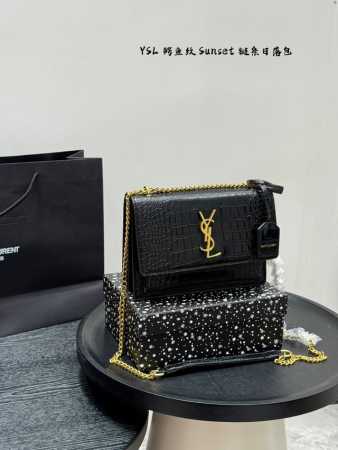 配礼盒 浪漫都市，圣罗兰Ysl Sunset日落包 鳄鱼纹 真的是精致浪漫的代名词，低调不张扬流畅的线条，挺阔的包型，硬朗的风格，黑色光面牛皮配金色Logo显得 - 点击图像关闭