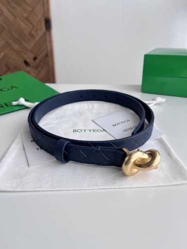 Bv 2025最新款女士编织腰带 纯手工Intreccio大格子编织 双面意大利小牛皮搭配绳结设计微复古金色搭扣 可活动皮环 皮带宽度2Cm 颜色: 太空蓝