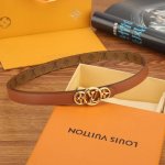 特 Lv Trio 双面腰带拼合细腻牛皮革和 Monogram 帆布，为中央金属搭扣聚焦 Lv Circle 标识和 Monogram 花卉，雅致设计实现更多造