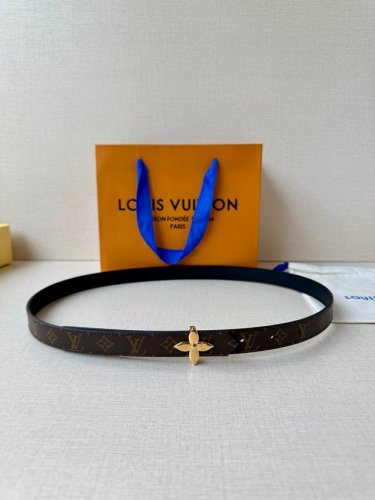 特 P180 2.0宽 Lv Mini Flowergram 双面腰带取材 Monogram 帆布和缝线皮革，以尖瓣 Monogram 花卉搭扣映衬榄尖形腰带末