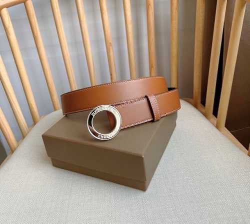 Burberry 巴宝莉专柜同步上新意大利制皮革腰带 搭扣处亮眼装饰镌刻品牌徽标图案 灵感源自品牌标识性Society赛尔迪手袋中的亮泽按扣设计 宽:3.5cm