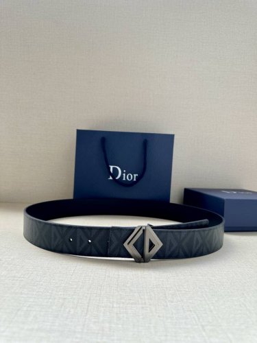 特 宽度4.0Cm 这款腰带扣采用全新的 Cd Diamond 标志造型，以不锈钢金属覆层精心打造。可与各式 40 毫米腰带搭配，打造个性造型。