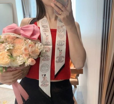 香奈儿Twilly小丝巾来了， 名副其实的小可爱， 人手三条闭眼收，我都不拦着 N久都没有见过这么好看的Twilly 真的是真香本香了，凹造型必备神器 数量不是