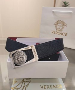 范思哲Versaec商务休闲、正装均可佩戴！腰带由柔软的小牛皮革制成，宽度4.0Cm ，扣头饰有立体美杜莎，采用真空电镀 ，时尚百搭！