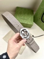宽度4.0Cm Gucci 这款单品将品牌的过去与未来贯通在一起，以现代风格的全新设计诠释了经典设计元素。Guccio Gucci字母交织图案巧妙融入纹理和材质