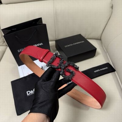 Dg宽4.0Cm 杜嘉班纳 新款 Devotion 系列 Lux 皮革腰带，点缀手工打造的徽标爱心珠宝金属合金搭扣，镶嵌珍珠装饰。扣下方设有点扣无镍搭扣与配件