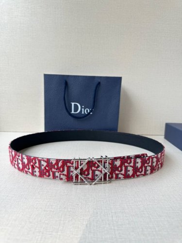 Dior 宽度3.5Cm 这款不锈钢金属腰带扣、是季节男装系列新品，展现 Dior 经典的藤格纹图案。可与各式35毫米腰带搭配，彰显经典风格。